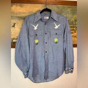 RARE VINTAGE 70s orange tab chambray hand embroidered Levi’s button down sz M